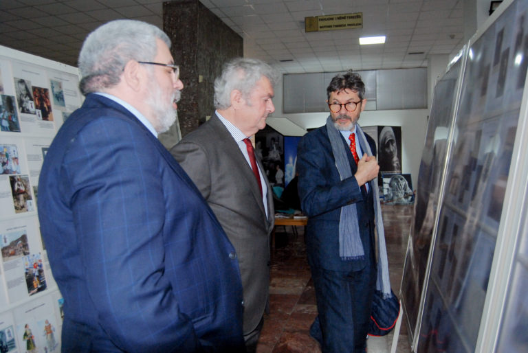Bojan Bračič commented some details on exhibit to exhibitor Kozma Dashi
